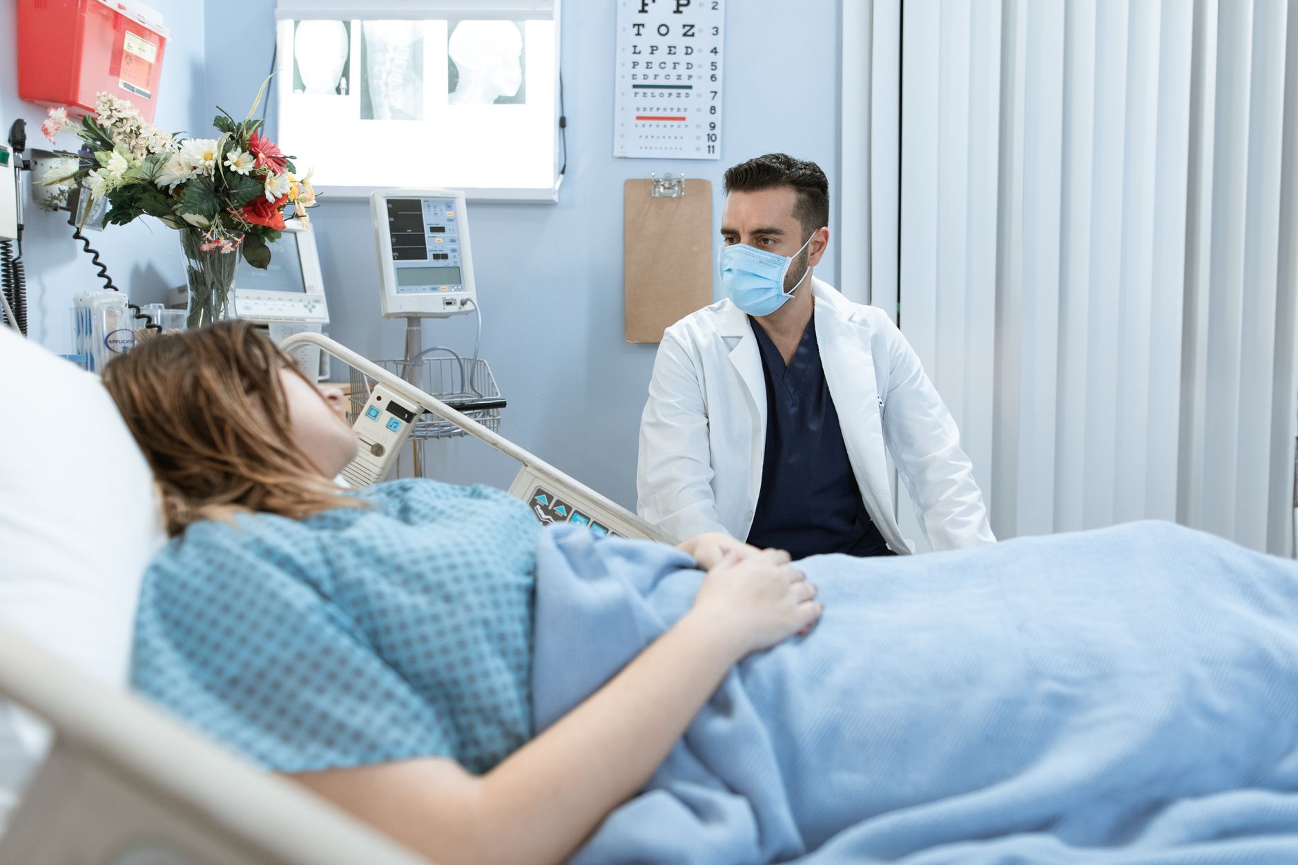 Ärztin im Gespräch mit einer Patientin in der Reusrather Gemeinschaftspraxis